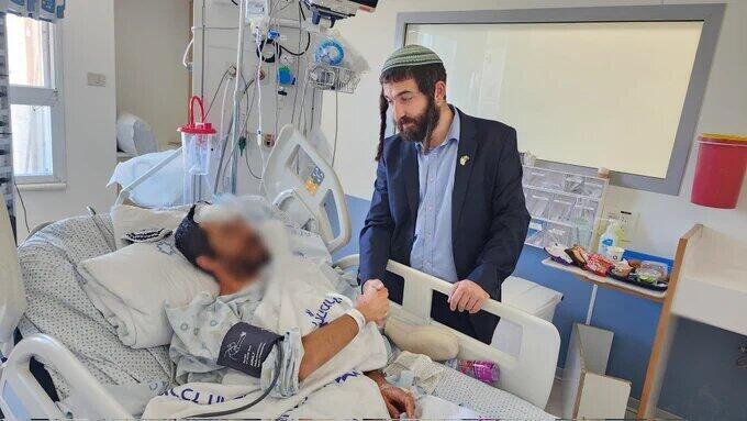 צבי סוכות מבקר את הפצוע מבנימין