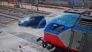 רכב פרטי נפגע מרכבת בלוד בזמן שחצה פסי רכבת