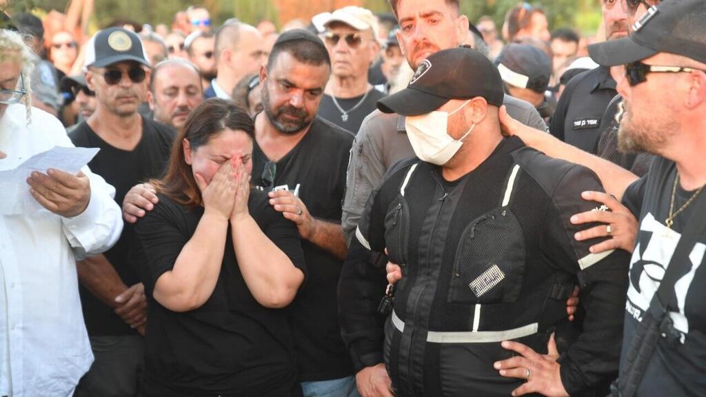 האלמנה ורד בהלוויה (צילום: חיים הורנשטיין) ורד אשתו של חן אמיר בהלוויתו