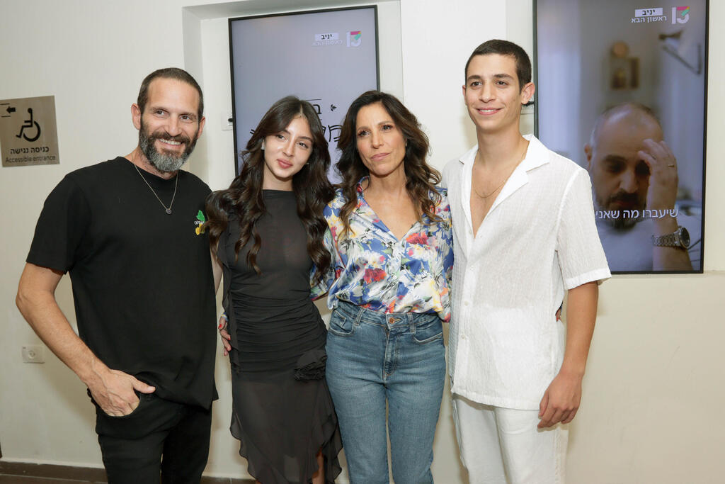 מעץ תפוחים לא נופלים אגסים. אמיר בנאי ואמה אלפי יחד עם אורנה בנאי וגורי אלפי (צילום: ענת מוסברג ) פרימיירה יניב