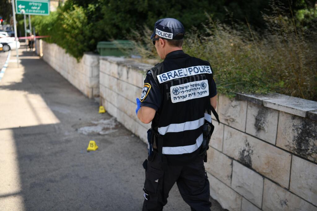 זירת הרצח בחיפה (צילום: דוברות המשטרה) חיים אזרד בזירה בה נרצח בחיפה יבגני סטפנוב ז''ל