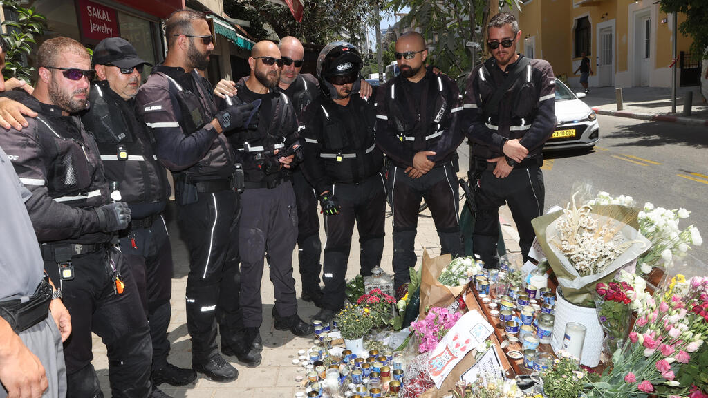 "לא יודעים איך נמשיך בלעדייך". חבריו ליחידה של אמיר בזירת הפיגוע (צילום: יריב כץ) סיירת לביטחון עירוני בתל אביב