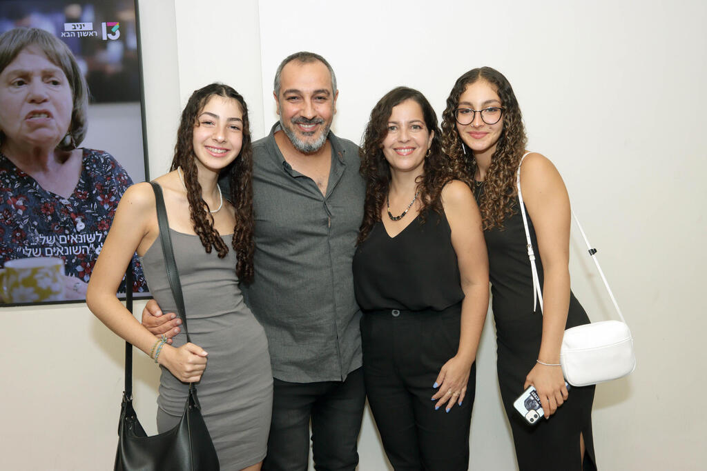תמיכה מבית זה מאוד חשוב. סביון יחד עם אשתו והבנות (צילום: ענת מוסברג ) פרימיירה יניב