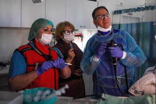 ד"ר תומר גרינר, מנהל היחידה לאנדוסקופיה פולשנית, וד"ר ורה דרייזין, מנהלת שירות הכבד של מכון הגסטרו  בזמן ביצוע בדיקת ERCP