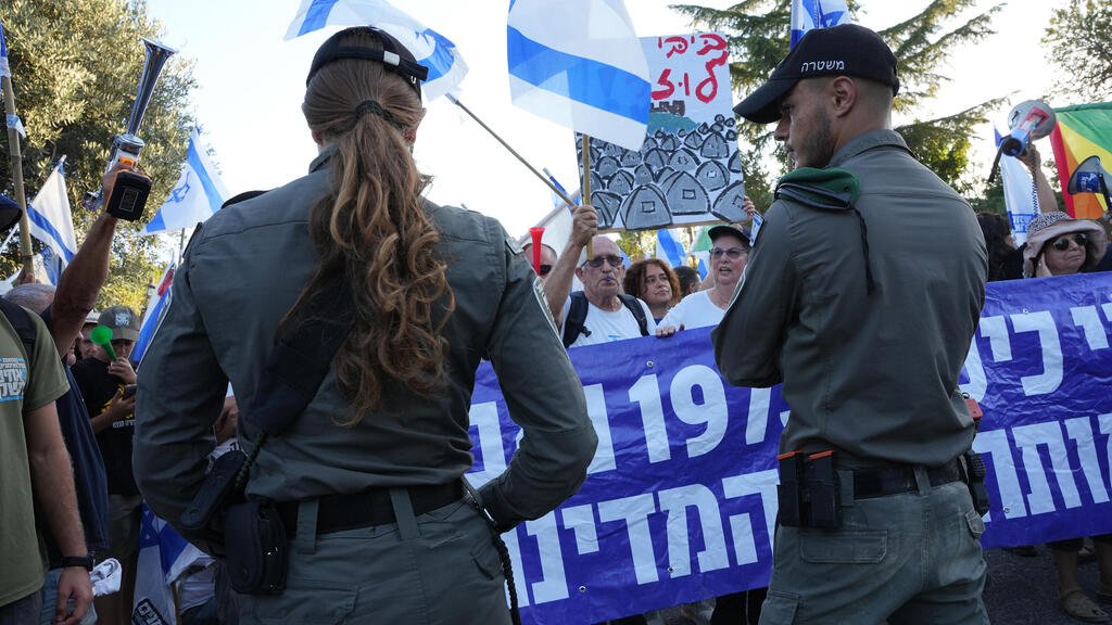 הפגנה נגד המהפכה המשפטית מול מקום חופשתם של בני הזוג נתניהו (צילום: אפי שריר ) הפגנה נגד המהפכה המשפטית מול מקום חופשתם של בני הזוג נתניהו