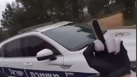 נעצר אדם החשוד כי השתולל בכביש והוציא אצבע משולשת למשטרה