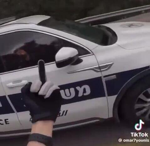מתוך התיעוד שפרסם החשוד ( מתוך טיקטוק ) נעצר אדם החשוד כי השתולל בכביש והוציא אצבע משולשת למשטרה