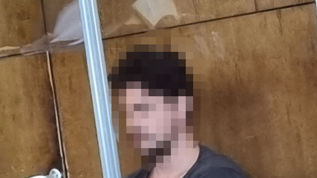 אחד החשודים בבית המשפט (צילום: יריב כץ) אחד החשודים בהפצת הסרטון המיני של עמוס לוזון