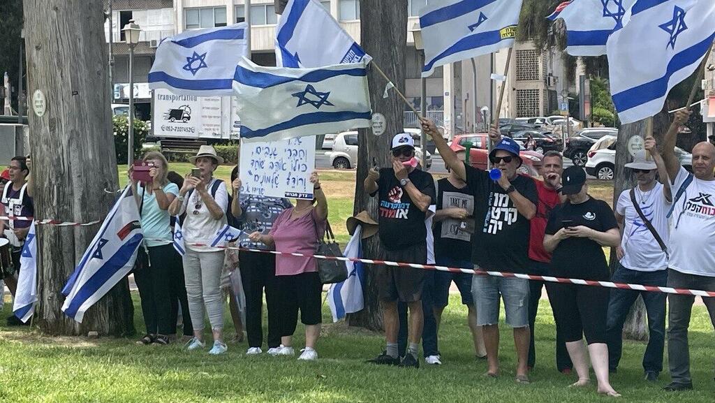 המפגינים באזור הטקס בראשון לציון (צילום: מאיר תורג'מן) טקס הנחת אבן הפינה לקו הכחול בהשתתפות השרה מירי רגב