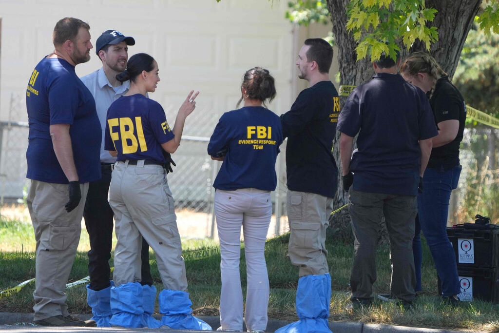 אנשי FBI מחוץ לביתו של ההרוג (צילום: GEORGE FREY / GETTY IMAGES NORTH AMERICA / AFP) ארה"ב סוכני FBI ירו למוות בגבר שאיים להתנקש ב ג'ו ביידן
