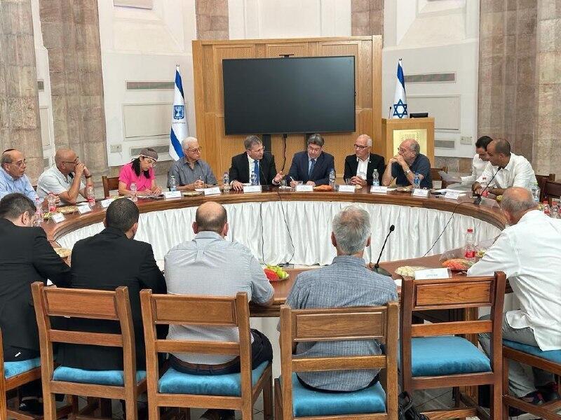 השרים קיש ואקוניס במפגש (צילום: דוברות משרד החינוך) השרים קיש ואקוניס במפגש