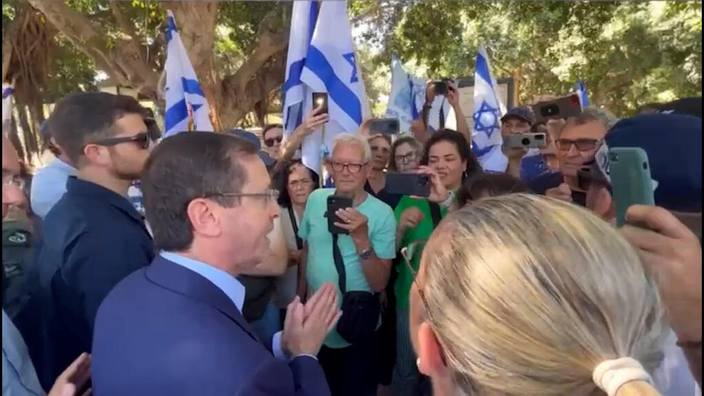 הנשיא הרצוג והמפגינים נשיא המדינה הרצוג יצא לדבר עם מפגינים מחוץ לאירוע בהשתתפותו בזיכרון יעקב