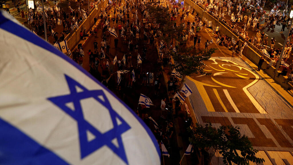 מפגינים ומפגינות בתל אביב