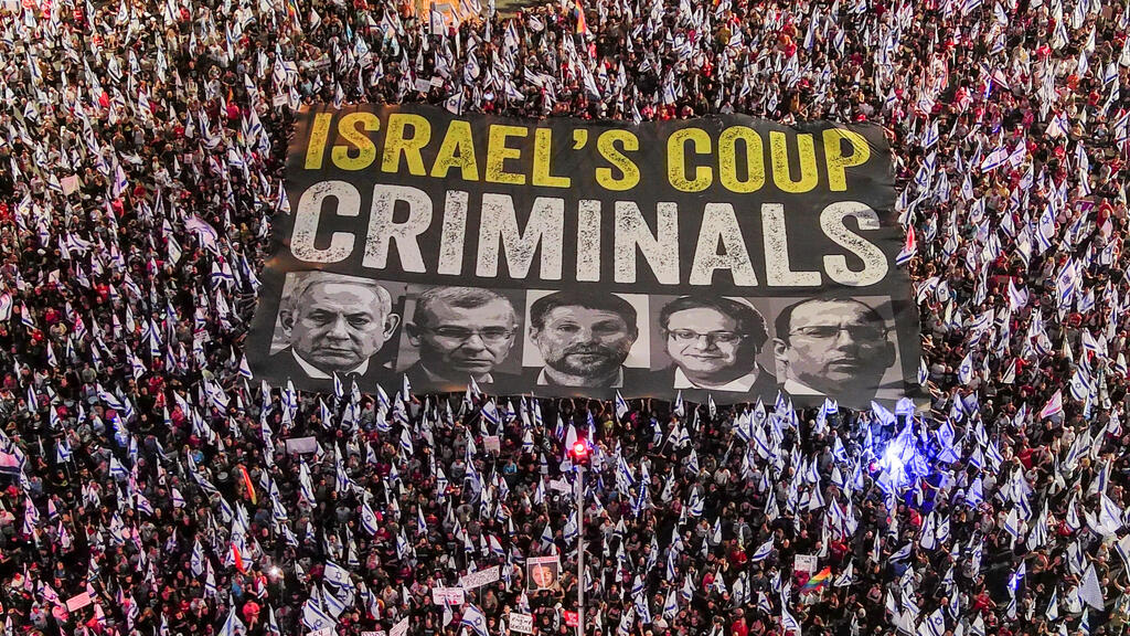 מארגני המחאה מתנגדים לפשרת הנשיא. ההפגנה בקפלן (צילום: רויטרס, Ilan Rosenberg) מפגינים ומפגינות בתל אביב