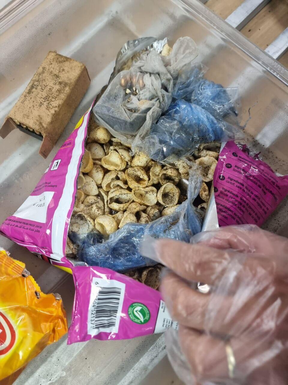 צילום: אגף דוברות וקשרי ציבור במשרד הביטחון כלי נשק מוסלקים בתוך שקיות חטיפים פלסטינים