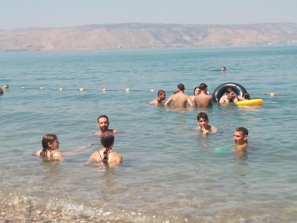 חוף סוסיתא בכינרת (צילום: אושרי בן דור, איגוד ערים כינרת) נופשים בחוף סוסיתא בכינרת