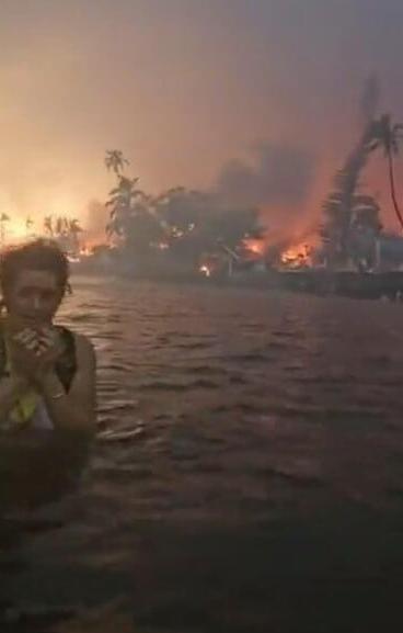 Documentation des survivants qui ont fui vers l'océan après l'incendie de la ville de Lahaina sur l'île de Maui, États-Unis