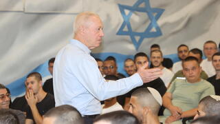 יואב גלנט נואם בפני מתגייסים חדשים לחטיבות כפיר ונח"ל, בתל השומר