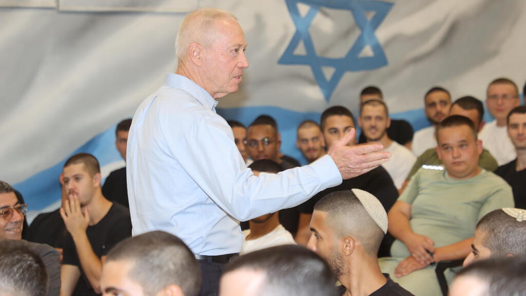 גלנט נפגש עם מתגייסים, הבוקר (צילום: יריב כץ) יואב גלנט נואם בפני מתגייסים חדשים לחטיבות כפיר ונח"ל, בתל השומר