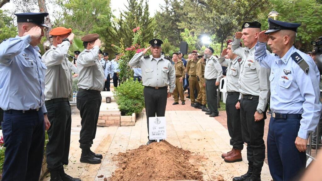 גיורא רום מובא למנוחות (צילום: יאיר שגיא) הלוויתו של גיורא רום ז"ל