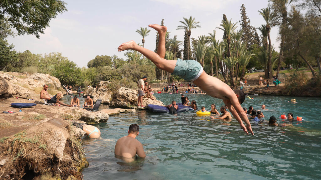 מטיילים בסחנה (צילום:EPA, אביר סולטן ) מטיילים בסחנה