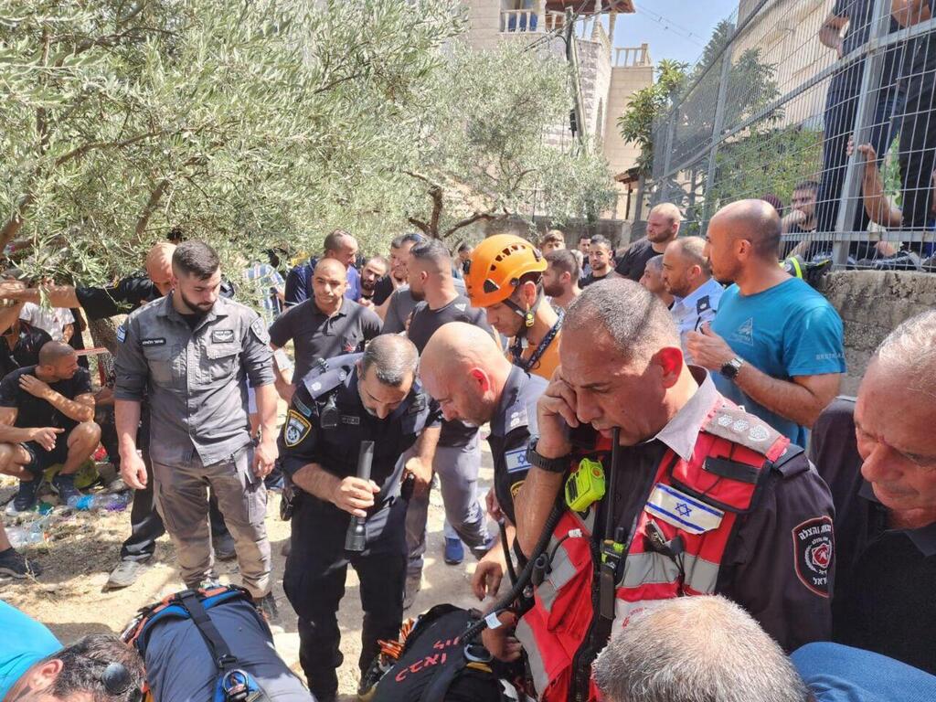 פעולות החילוץ של השלושה (צילום: דוברות המשטרה) פעולות חילוץ ליד כרמיאל: נער נפל לבור - ושניים שניסו לסייע לו נפלו אף הם