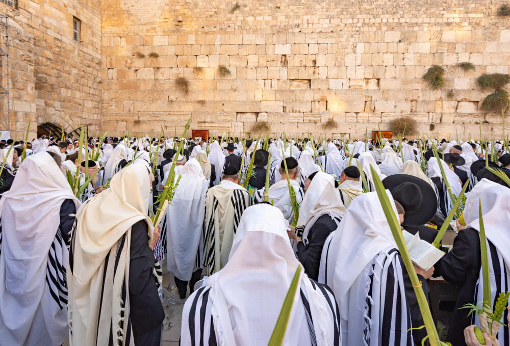  Религиозные мужчины у Стены плача в Иерусалиме в Суккот 