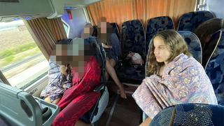 נהג אגד הפריד בין הבנים לבנות שעלו על האוטובוס והכריח את הנערות להתכסות בשמיכה