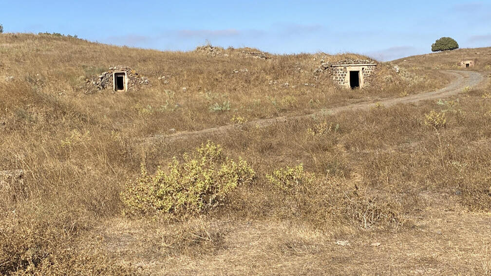 Abandoned Syrian bunkers at the foot of Tel Shifon on a jeep trip (Photo: Gilad Carmeli) בונקרים סוריים נטושים למרגלות תל שיפון, בטיול ג'יפים