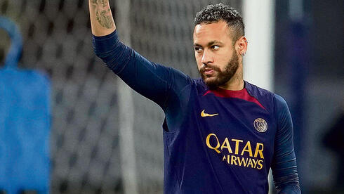 PSG superstar Neymar offered to European giants by his dad in