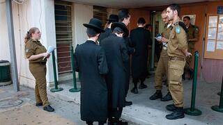 צעירים חרדים בכניסה לבקו"ם