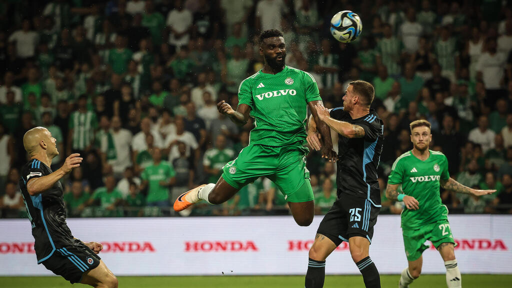 Frantzdy Pierrot's header (Photo: Oz Mualem) מכבי חיפה ברטיסלבה פיירו