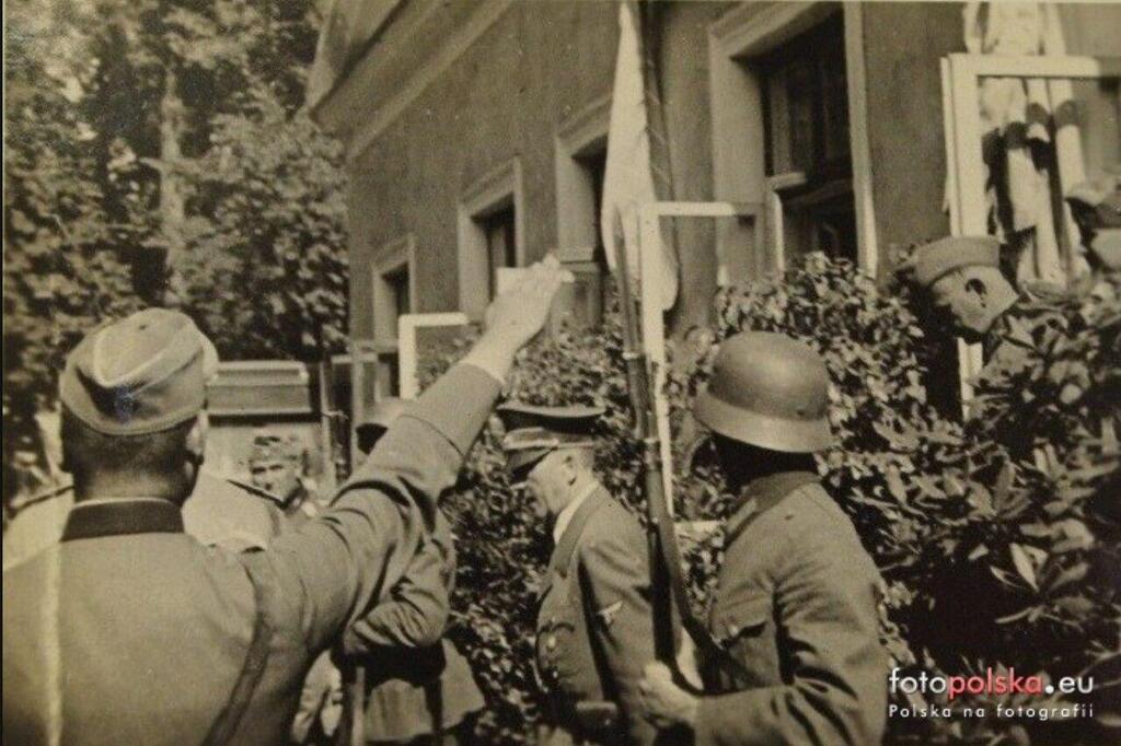 היטלר ביציאה מהארמון בעיירה, 1939