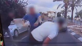 תיעוד: נהג תקף באכזריות נהג אחר בעקבות ויכוח בכביש