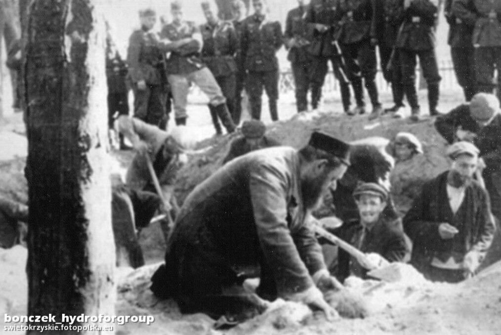 יהודים חופרים את קברי החיילים הגרמנים