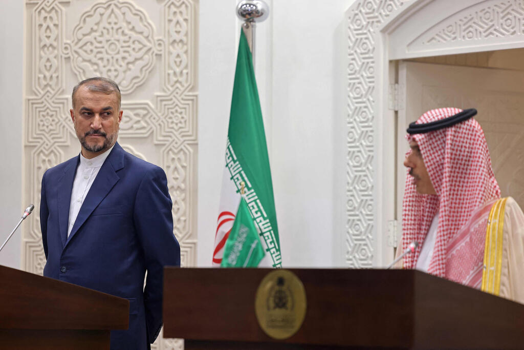 Iranian Foreign Minister Hossein Amirabdollahian and his Saudi counterpart Prince Faisal bin Farhan in a joint press conference in Riyadh 