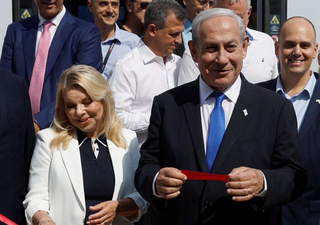 בני הזוג נתניהו. תלונות על התעמרות והתנכלות (צילום: רויטרס/Amir Cohen) טקס פתיחת הקו האדום של הרכבת הקלה