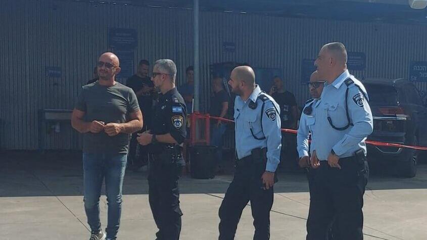 כוחות משטרה בזירת הירי בבאר שבע, היום (צילום: דוברות המשטרה) חוקרי משטרה בזירה