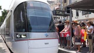 נוסעים ברכבת הקלה בנסיעת הבכורה