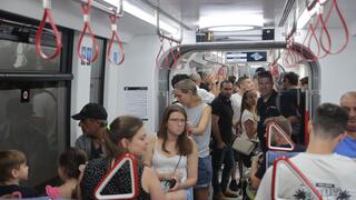 נוסעים ברכבת הקלה בארלוזורוב, תל אביב נוסעים ברכבת הקלה בארלוזורוב, תל אביב