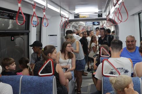 לא מרוצים מהתחבורה הציבורית, בקושי משתמשים ברכבת הקלה
