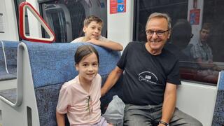 נוסעים ברכבת הקלה