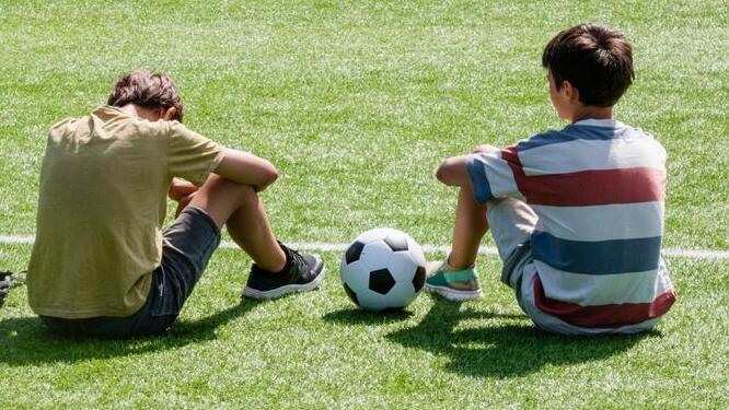 בני נוער עייפים לאחר אימון כדורגל