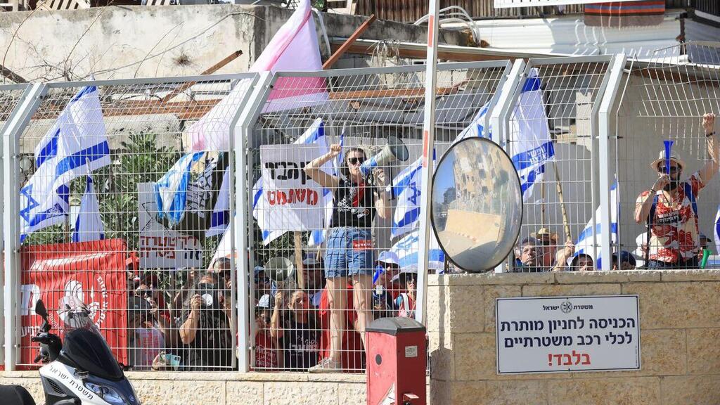 מחאה בחיפה מול טקס חילופי מפקד מחוז חוף