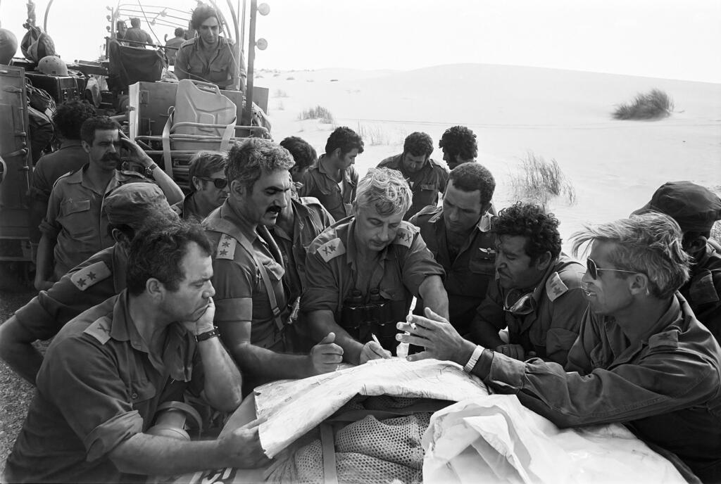 Ariel Sharon (center) and his crew during a situation assessment 