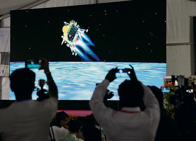 עיתונאים מצלמים את החללית בשידור חי (צילום: אי־פי, Aijaz Rahi) yk13561706