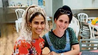 מחנכות־שותפות. מושקוביץ (מימין) ואפל | צילום: הדס בן ארזה yk13564708