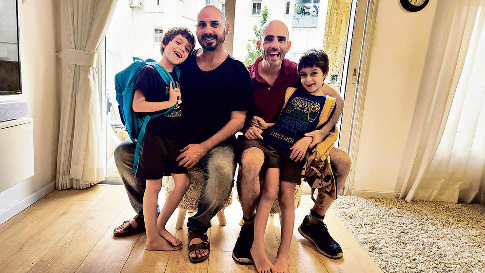 נשארו שנה נוספת בגן. התאומים איתמר ואדם, עם האבות עומר וארי yk13564711