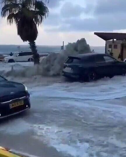 הצפה בחוף ארגמן בנתניה בעקבות הגשמים