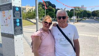 אבלין ומאיר בניזרי  בתחנת שאול המלך של הרכבת הקלה